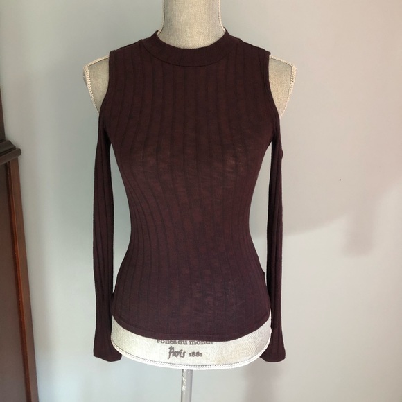 American Eagle Outfitters Tops - Maroon cutout shoulder knit top